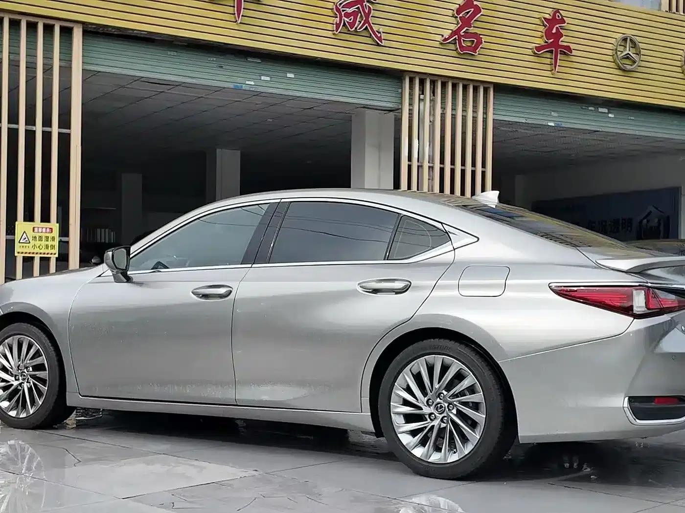 Lexus ES 2022 300h Executive Edition — миниатюра 10