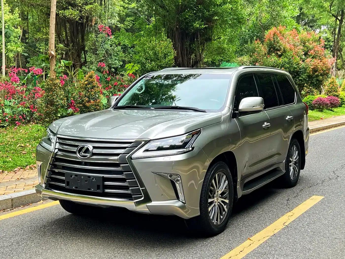 2017 Lexus LX 570 Dynamic Luxury Edition — миниатюра 1
