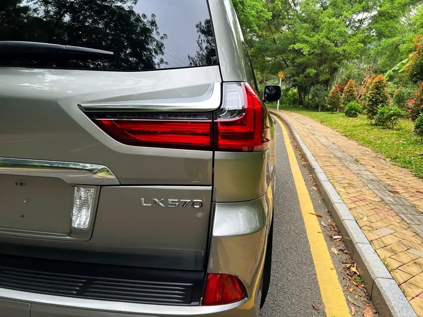2017 Lexus LX 570 Dynamic Luxury Edition — миниатюра 17