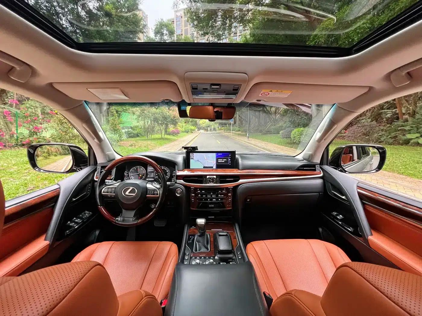 2017 Lexus LX 570 Dynamic Luxury Edition — миниатюра 4