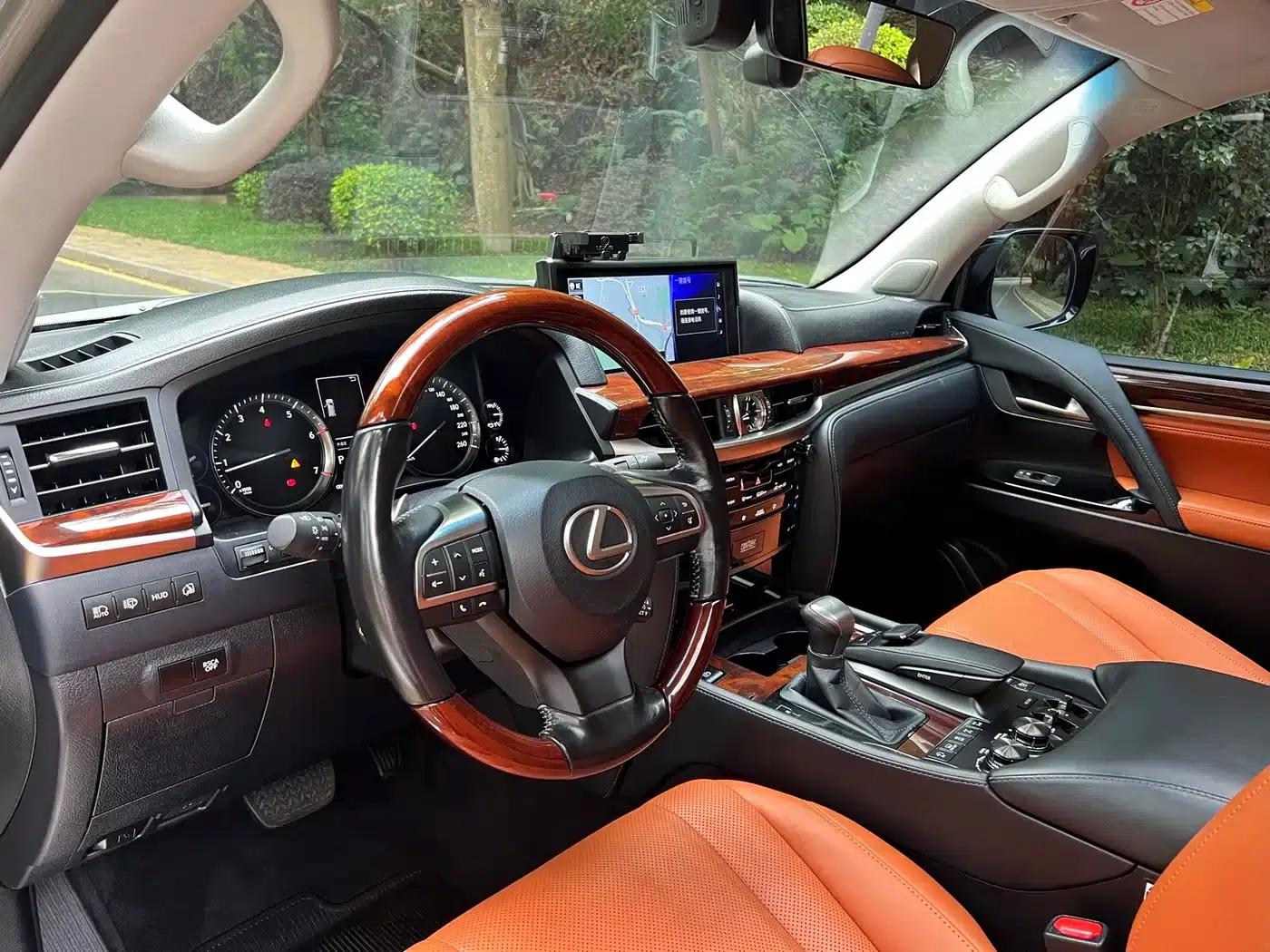 2017 Lexus LX 570 Dynamic Luxury Edition — миниатюра 6