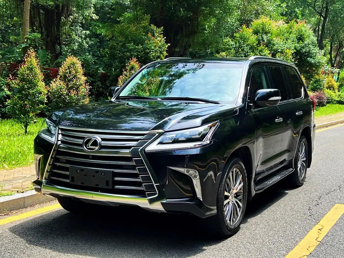 2017 Lexus LX 570 Dynamic Luxury Edition — миниатюра 1