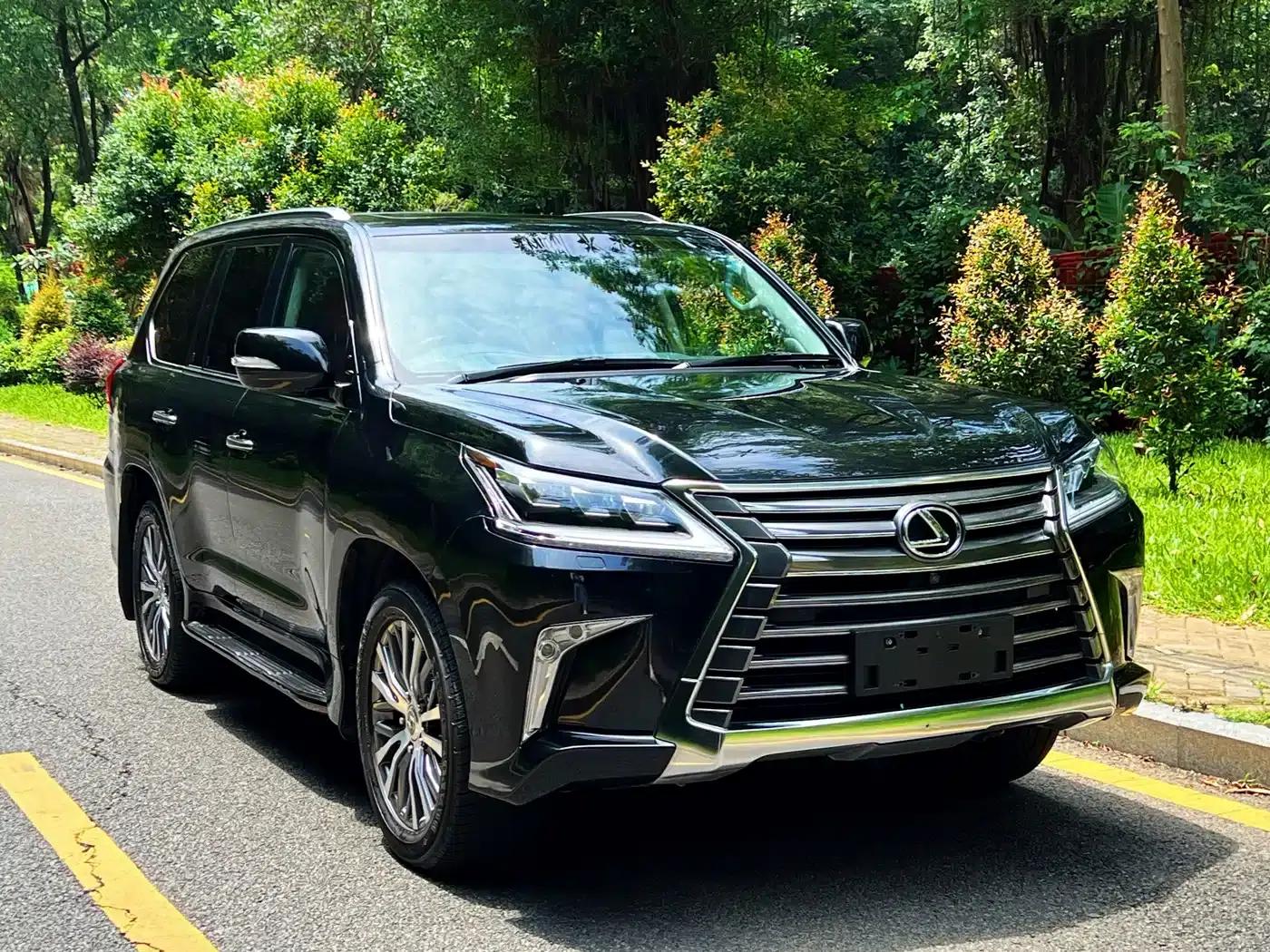 2017 Lexus LX 570 Dynamic Luxury Edition — миниатюра 3