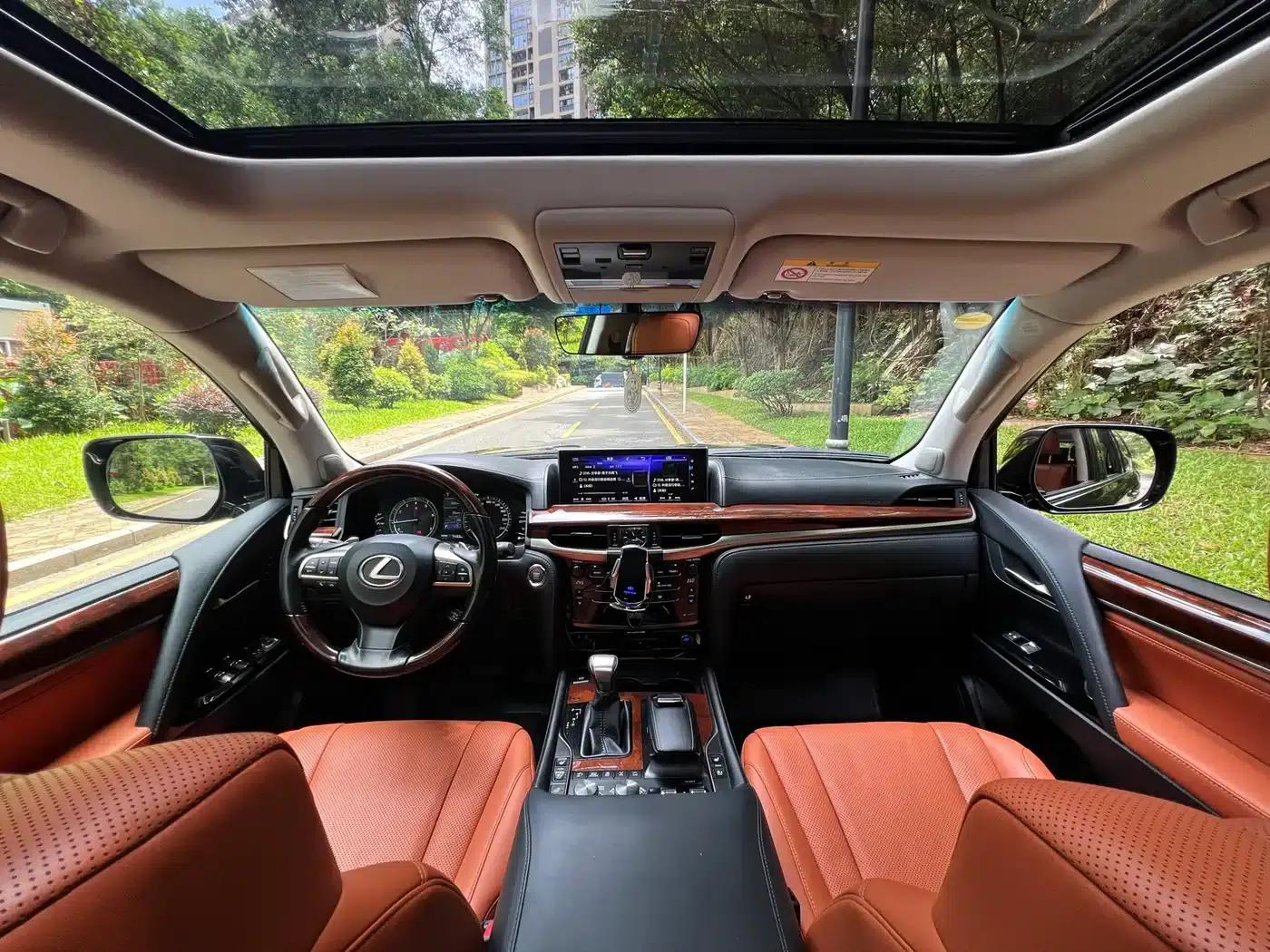 2017 Lexus LX 570 Dynamic Luxury Edition — миниатюра 4