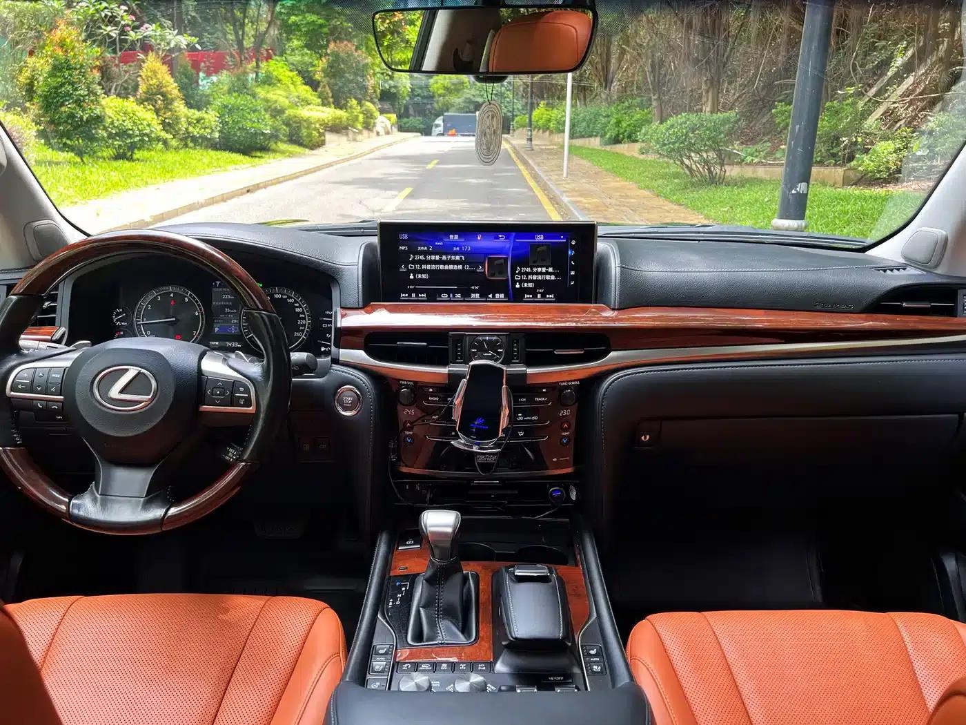 2017 Lexus LX 570 Dynamic Luxury Edition — миниатюра 5