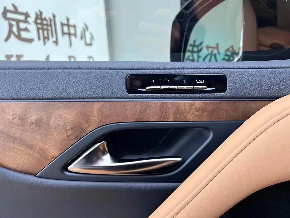 Lexus LX 2025 700h Territory Edition — миниатюра 17