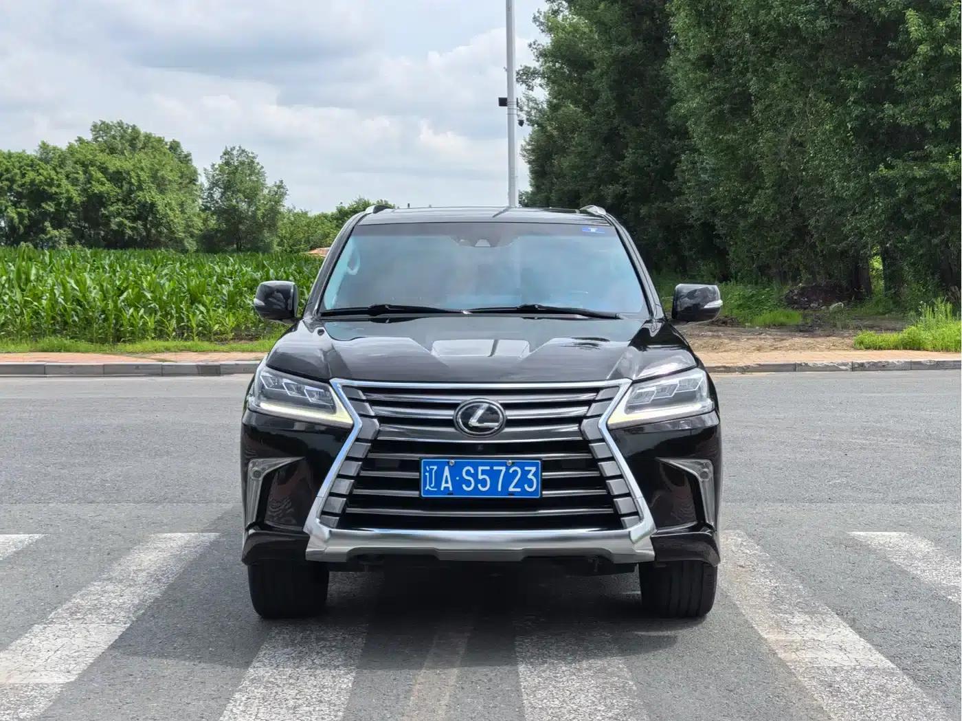 2016 Lexus LX 570 Premium Luxury Edition — миниатюра 2