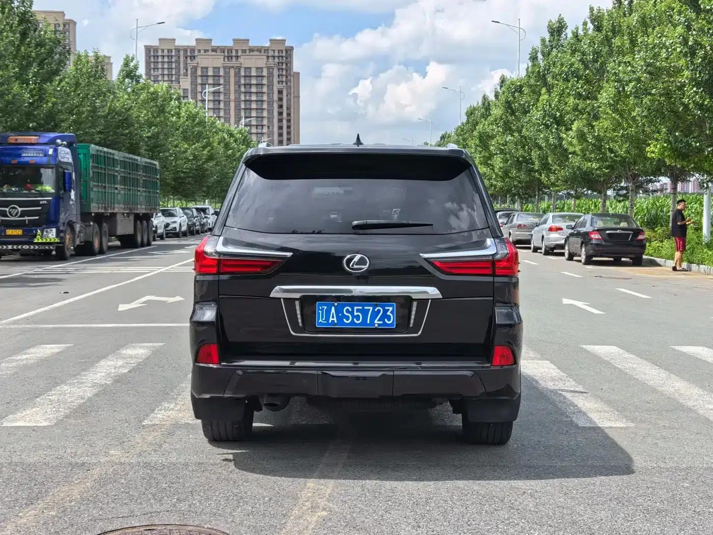 2016 Lexus LX 570 Premium Luxury Edition — миниатюра 5