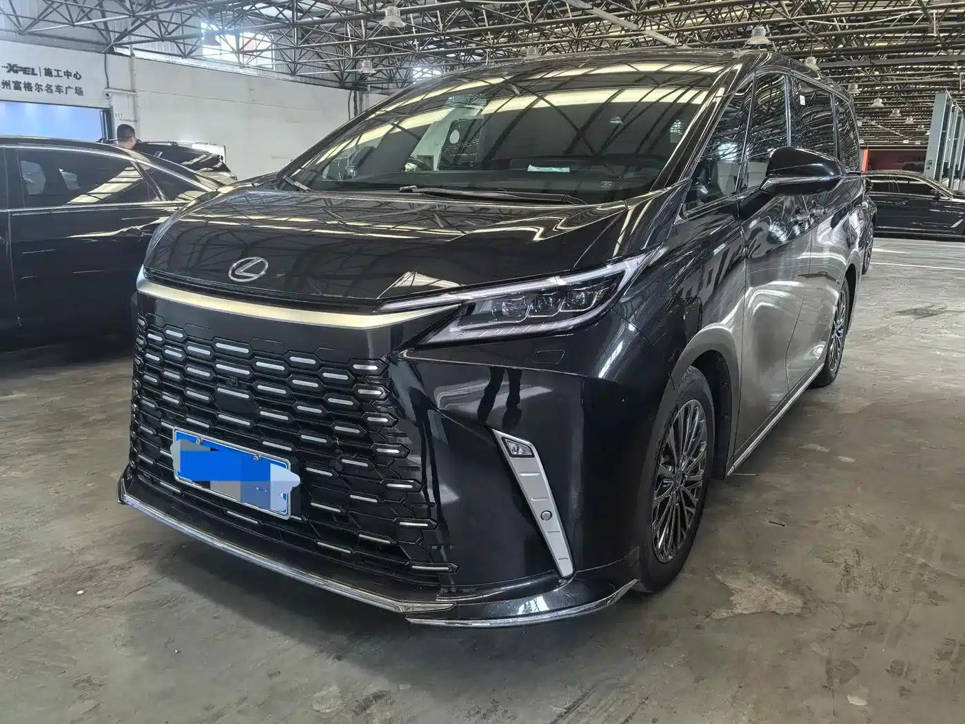 Lexus LM 500h 2025 Four-Seat Executive Edition — миниатюра 2