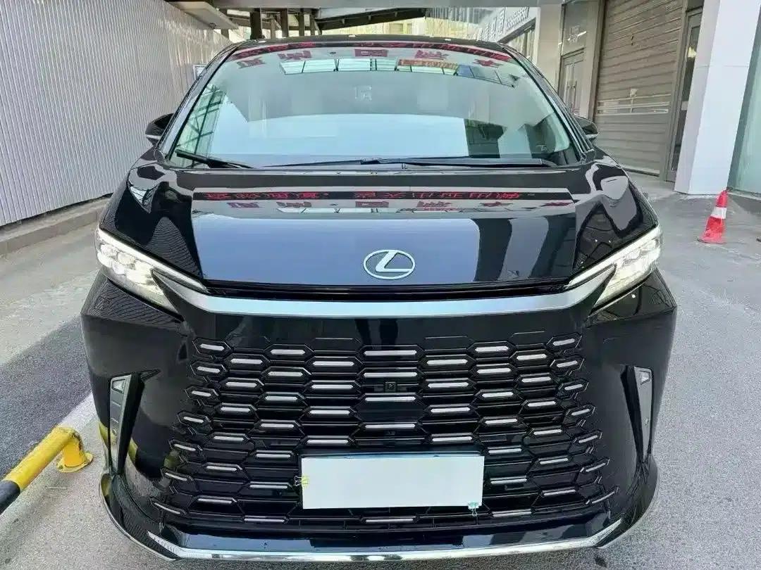 Lexus LM 500h 2025 Four-Seat Executive Edition — миниатюра 3