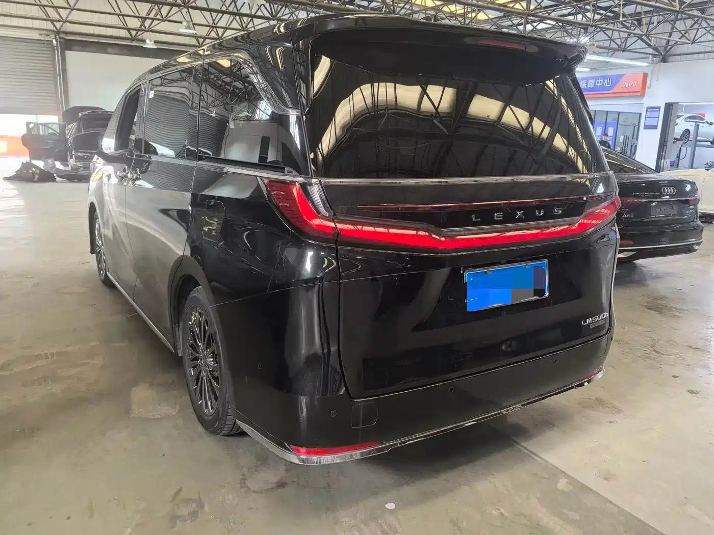Lexus LM 500h 2025 Four-Seat Executive Edition — миниатюра 5
