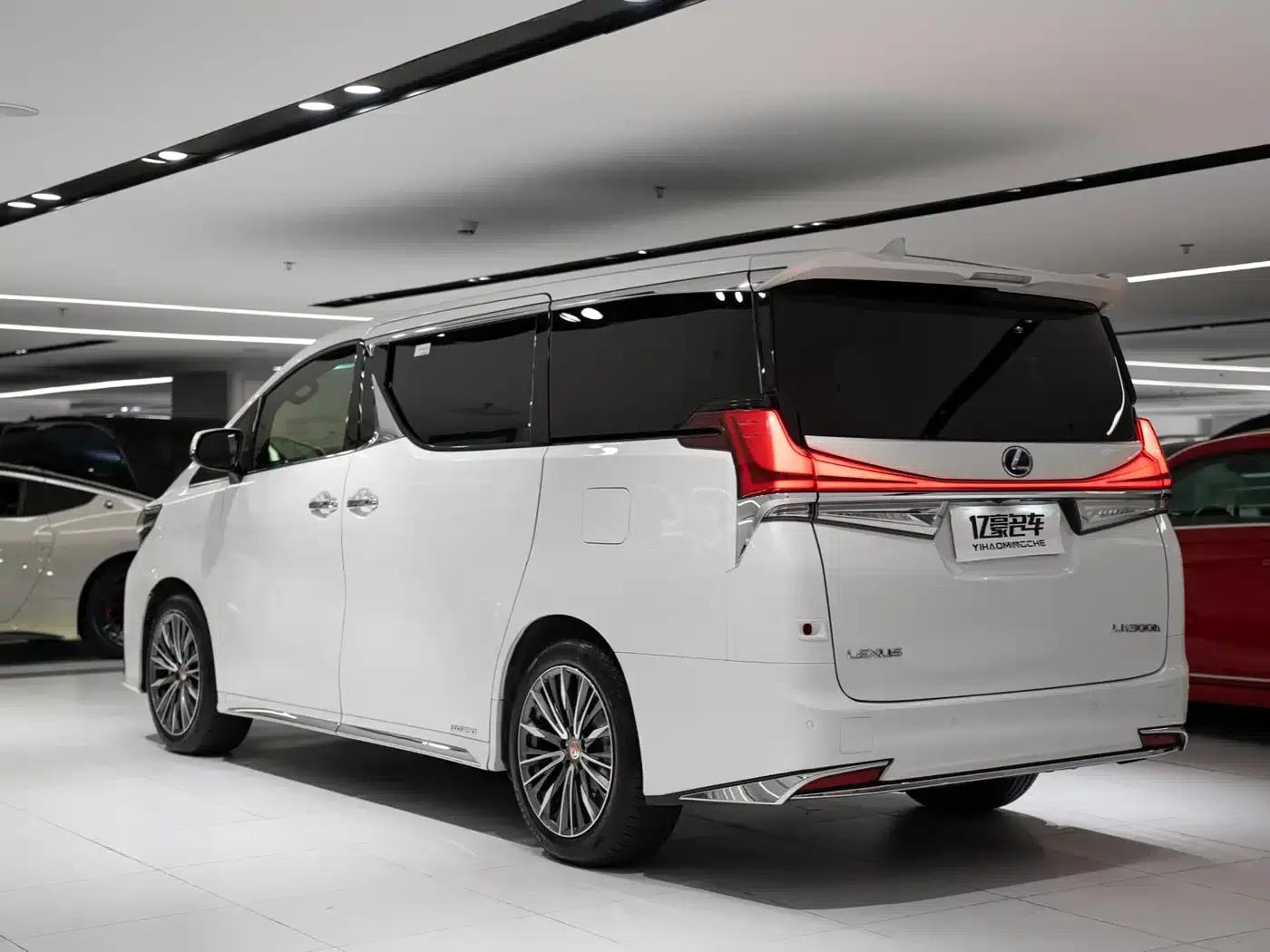 Lexus LM 2020 300h Four-Seat Executive Edition — миниатюра 3