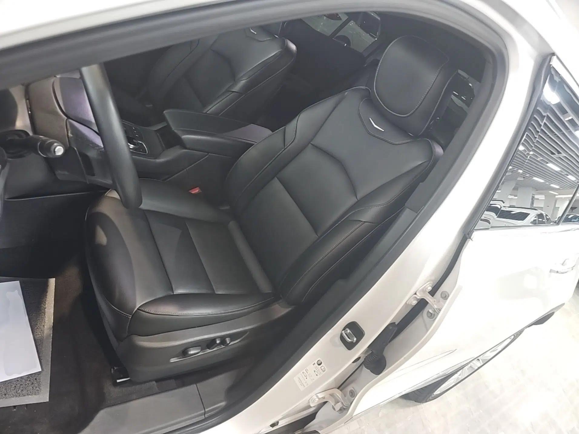 Cadillac XT4 2020 Revised Version 28T Two-Wheel Drive Leading Edition — миниатюра 17