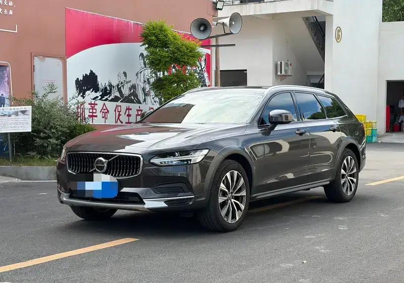 2025 Volvo V90 Cross Country B5 AWD Smart Edition — миниатюра 1