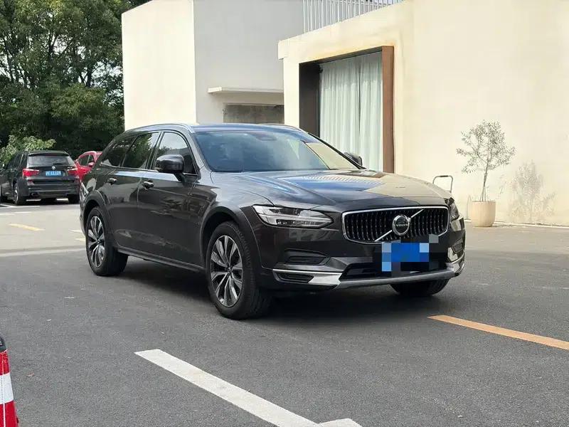 2025 Volvo V90 Cross Country B5 AWD Smart Edition — миниатюра 3
