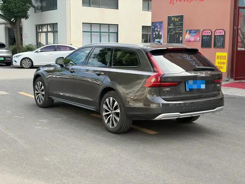 2025 Volvo V90 Cross Country B5 AWD Smart Edition — миниатюра 4