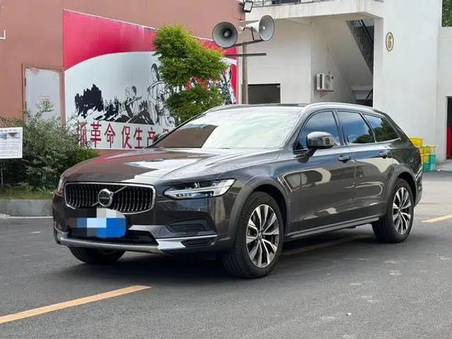 2025 Volvo V90 Cross Country B5 AWD Smart Edition