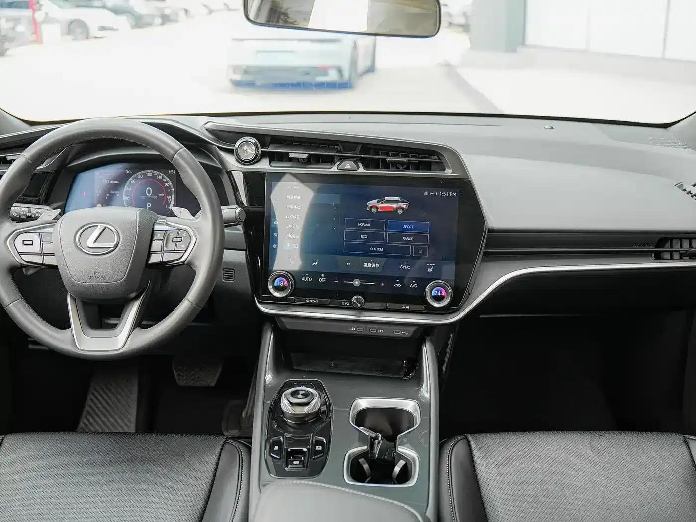 Lexus RZ 2023 450e AWD Long Range Edition — миниатюра 16