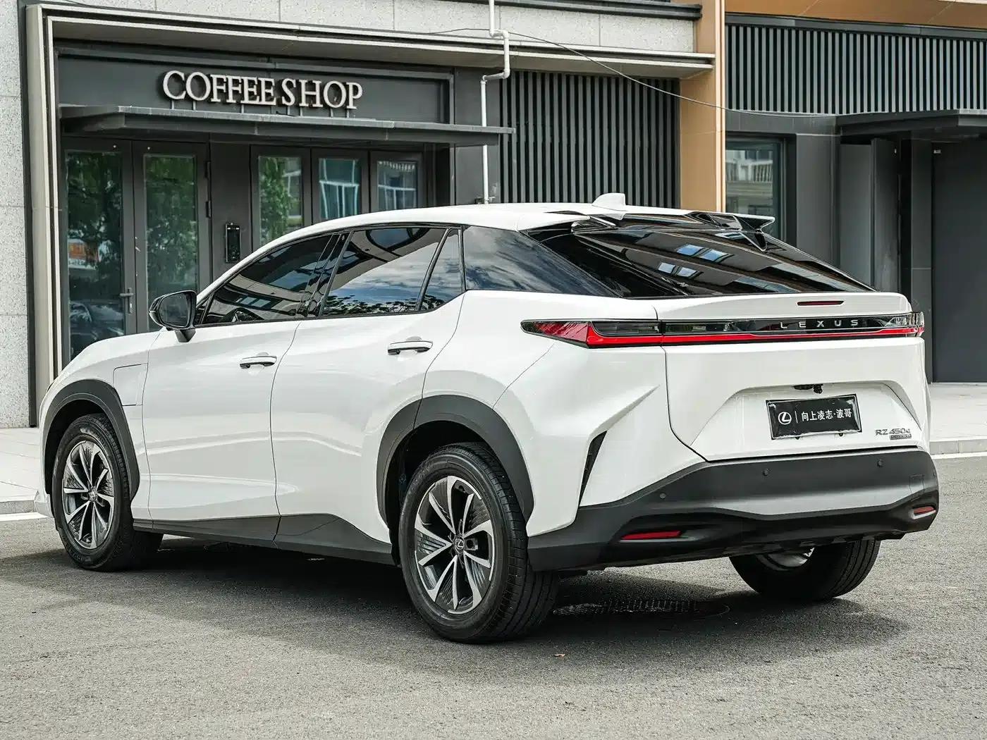 Lexus RZ 2023 450e AWD Long Range Edition — миниатюра 6