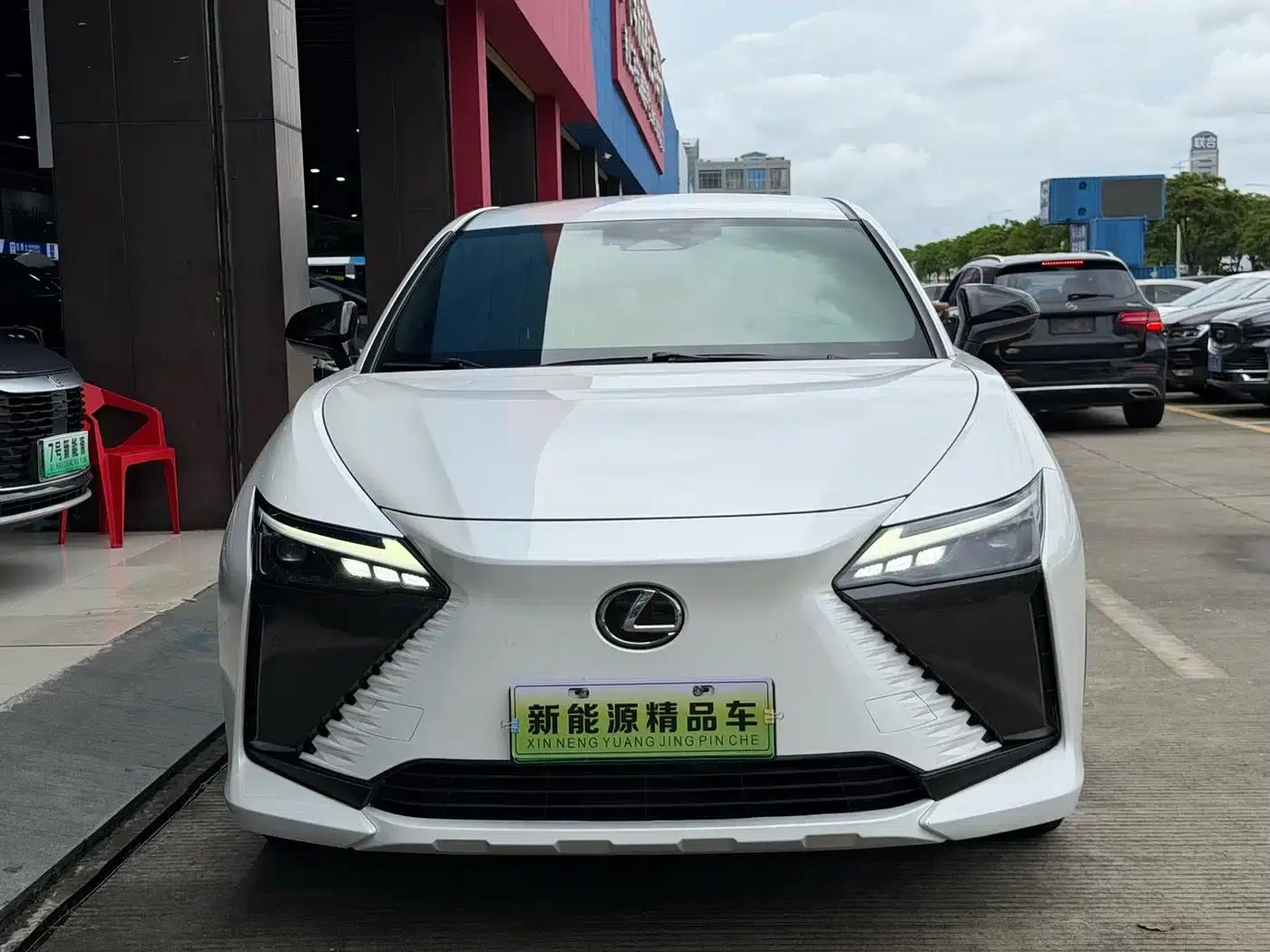 Lexus RZ 2023 450e AWD Long Range Edition — миниатюра 2