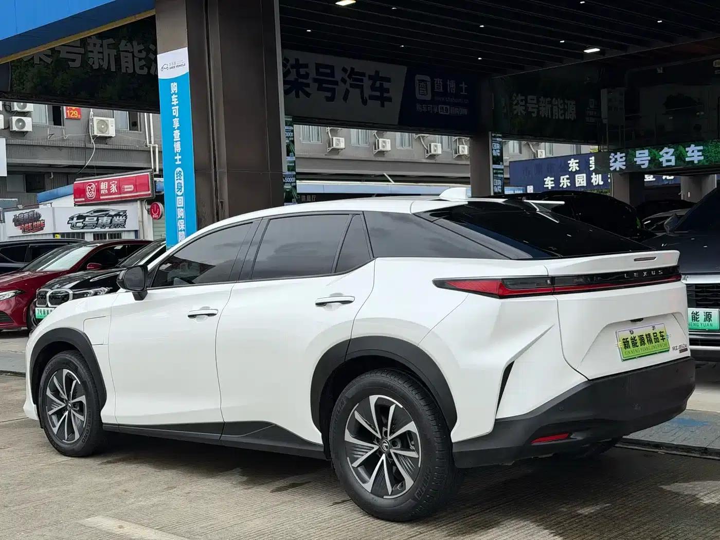 Lexus RZ 2023 450e AWD Long Range Edition — миниатюра 12