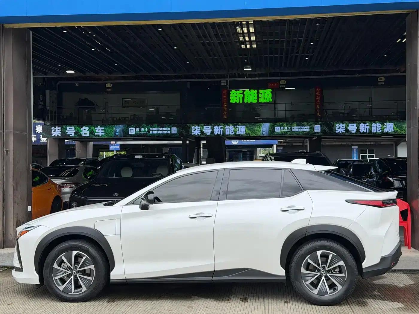 Lexus RZ 2023 450e AWD Long Range Edition — миниатюра 3