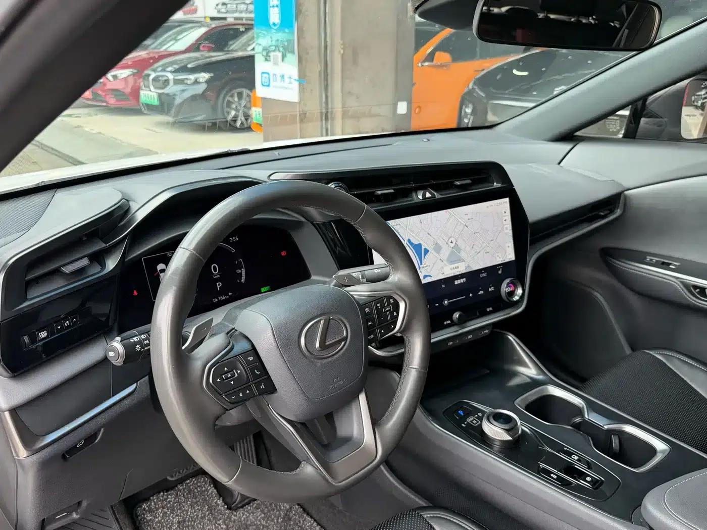 Lexus RZ 2023 450e AWD Long Range Edition — миниатюра 5