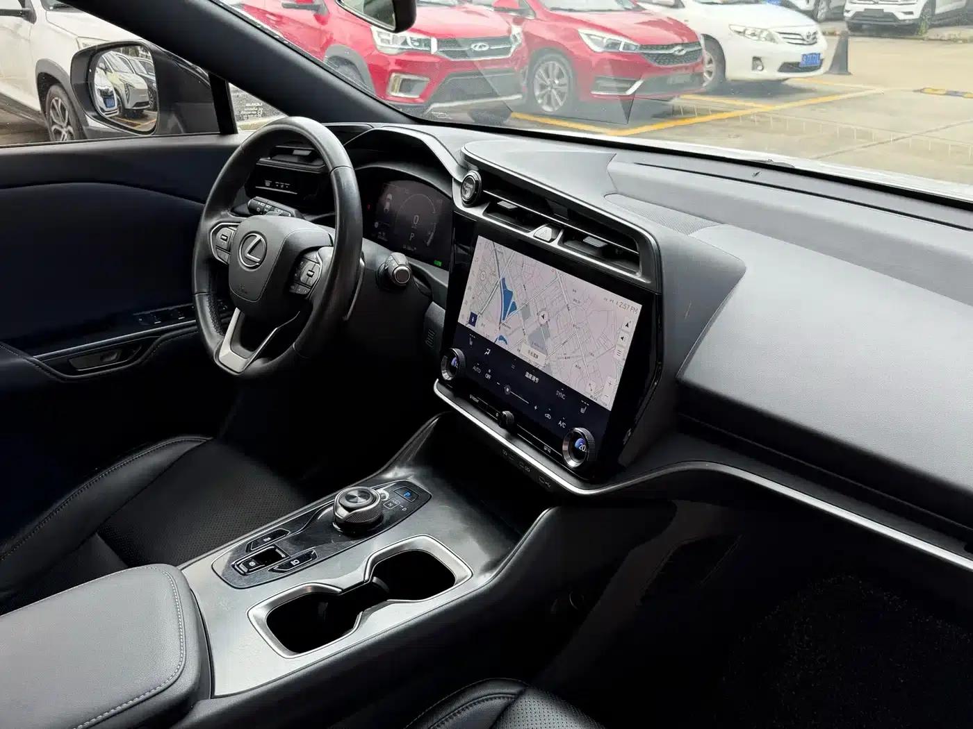 Lexus RZ 2023 450e AWD Long Range Edition — миниатюра 9