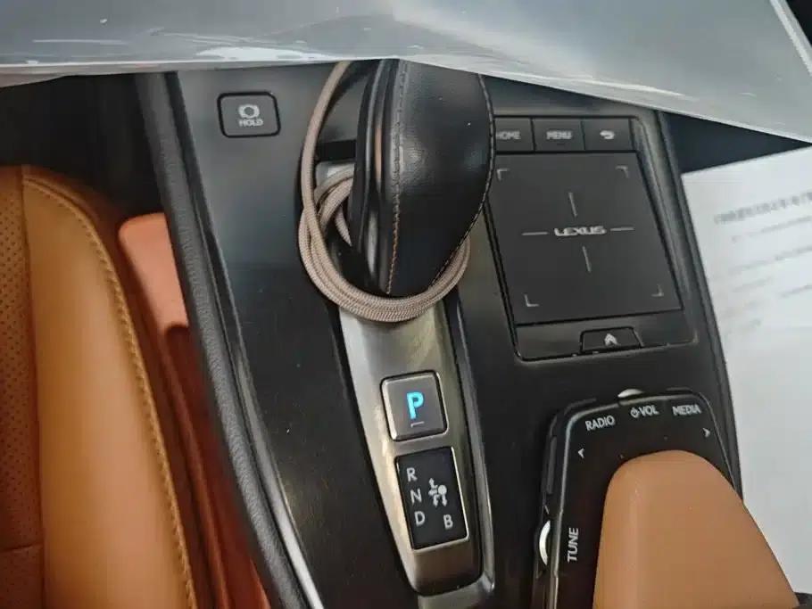 Lexus UX PHEV 2020 300e Pure Enjoyment Edition — миниатюра 16