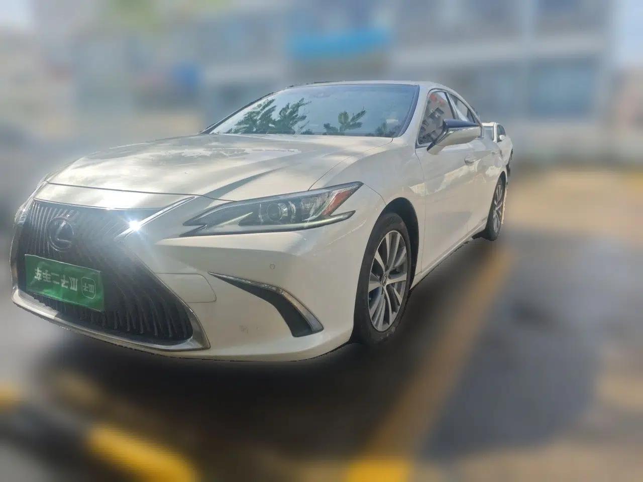 Lexus ES 2020 300h Premier Edition — миниатюра 1