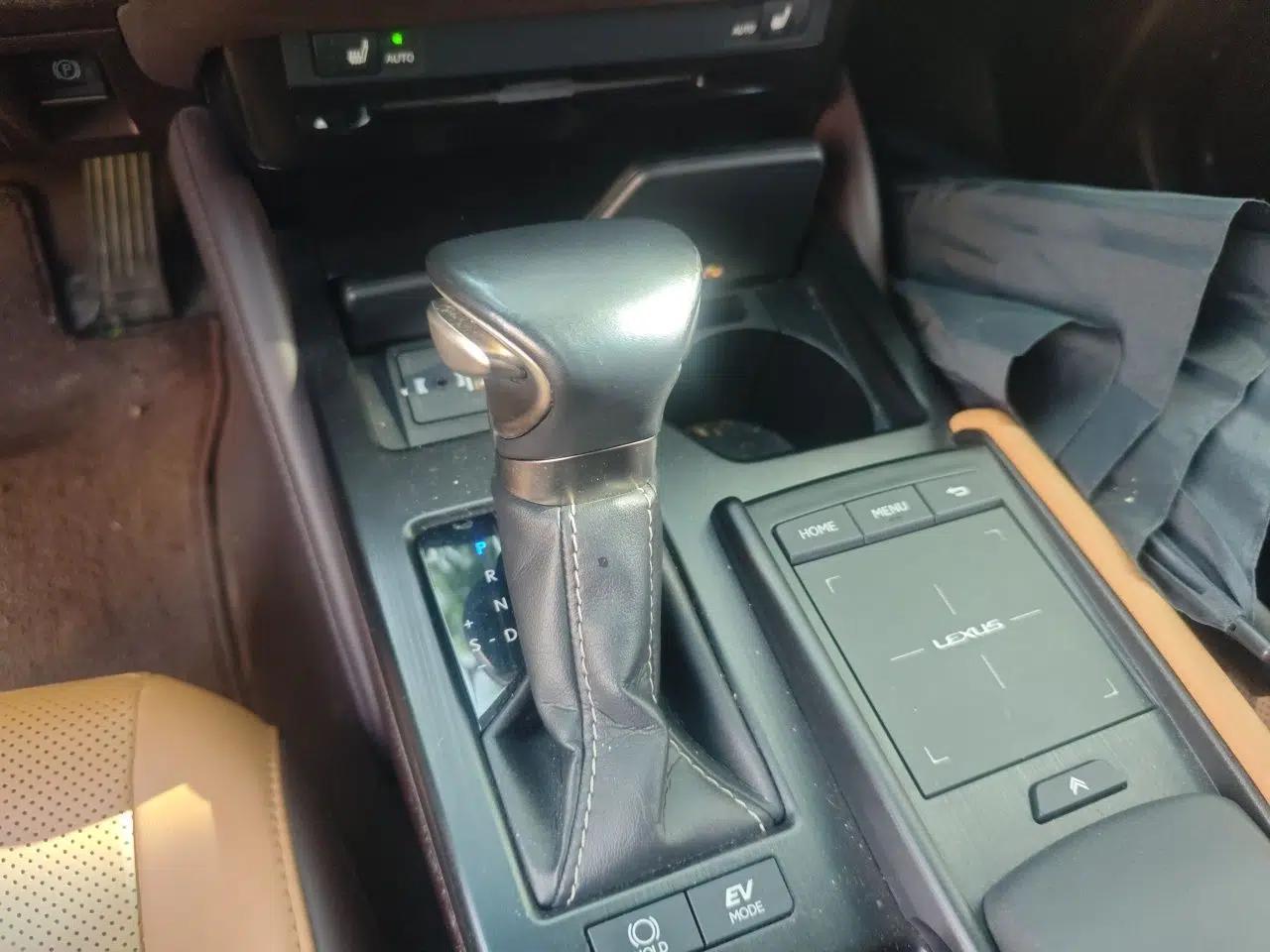 Lexus ES 2020 300h Premier Edition — миниатюра 14