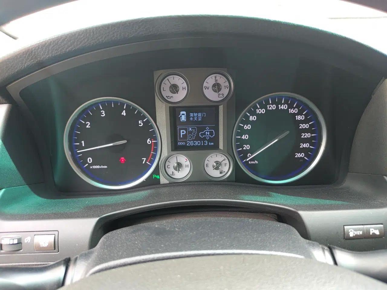 Lexus LX 2011, 570, 5.7-liter engine, 8-seater, with a sunroof and power seats in both the front and rear rows. Front seats feature ventilation and heating. Middle East specification. — миниатюра 11