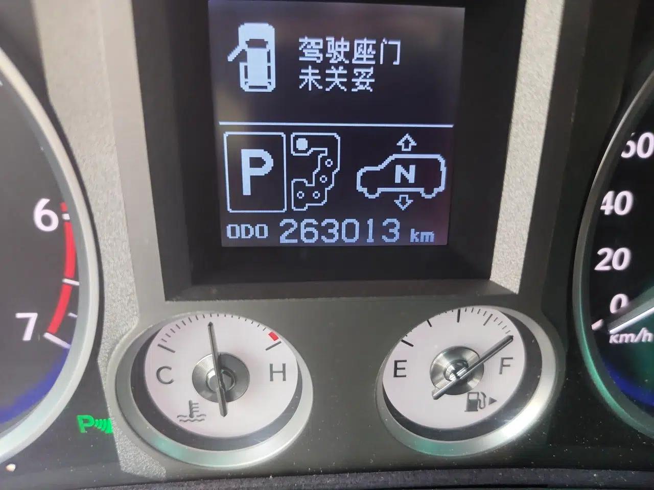 Lexus LX 2011, 570, 5.7-liter engine, 8-seater, with a sunroof and power seats in both the front and rear rows. Front seats feature ventilation and heating. Middle East specification. — миниатюра 12