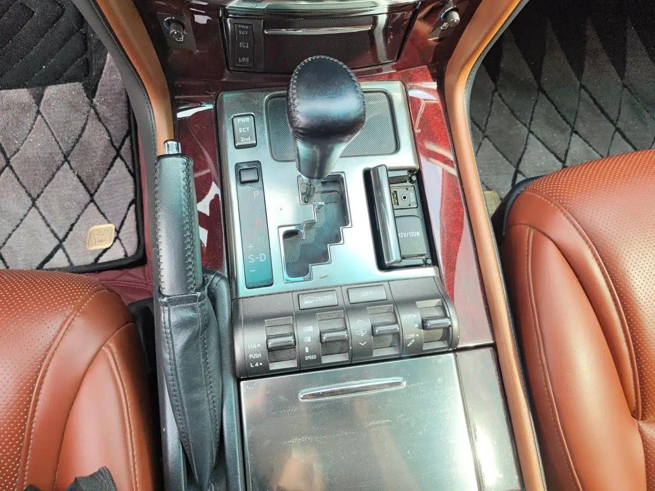 Lexus LX 2011, 570, 5.7-liter engine, 8-seater, with a sunroof and power seats in both the front and rear rows. Front seats feature ventilation and heating. Middle East specification. — миниатюра 14