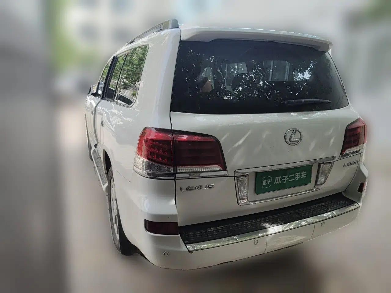 Lexus LX 2011, 570, 5.7-liter engine, 8-seater, with a sunroof and power seats in both the front and rear rows. Front seats feature ventilation and heating. Middle East specification. — миниатюра 4