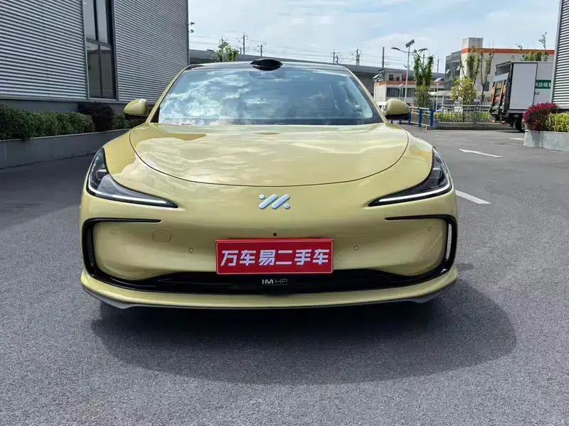 Zhiji L6 2024 Max Standard Edition 75kWh — миниатюра 2