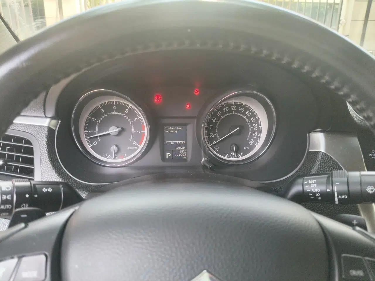 Suzuki Kizashi 2011 2.4L Two-Wheel Drive Sport with Navigation — миниатюра 11