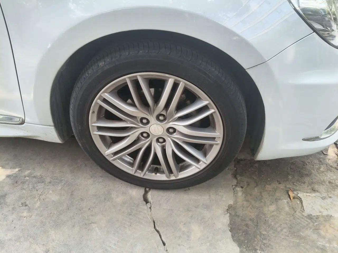 Suzuki Kizashi 2011 2.4L Two-Wheel Drive Sport with Navigation — миниатюра 8