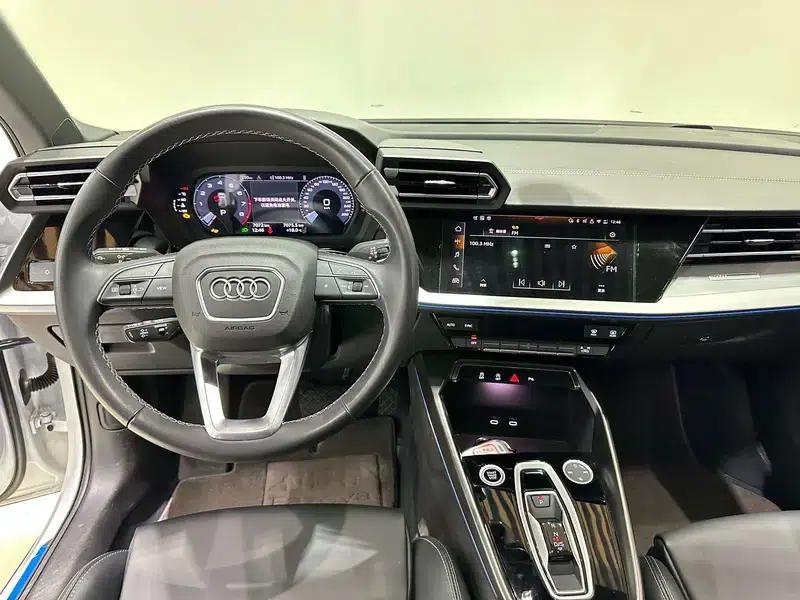 Audi A3 2025 Sportback 35 TFSI Flying Spur Luxury Edition — миниатюра 8