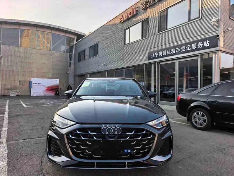 2026 Audi A3 A3L Limousine 35 TFSI Flying Spur Luxury Edition — миниатюра 2