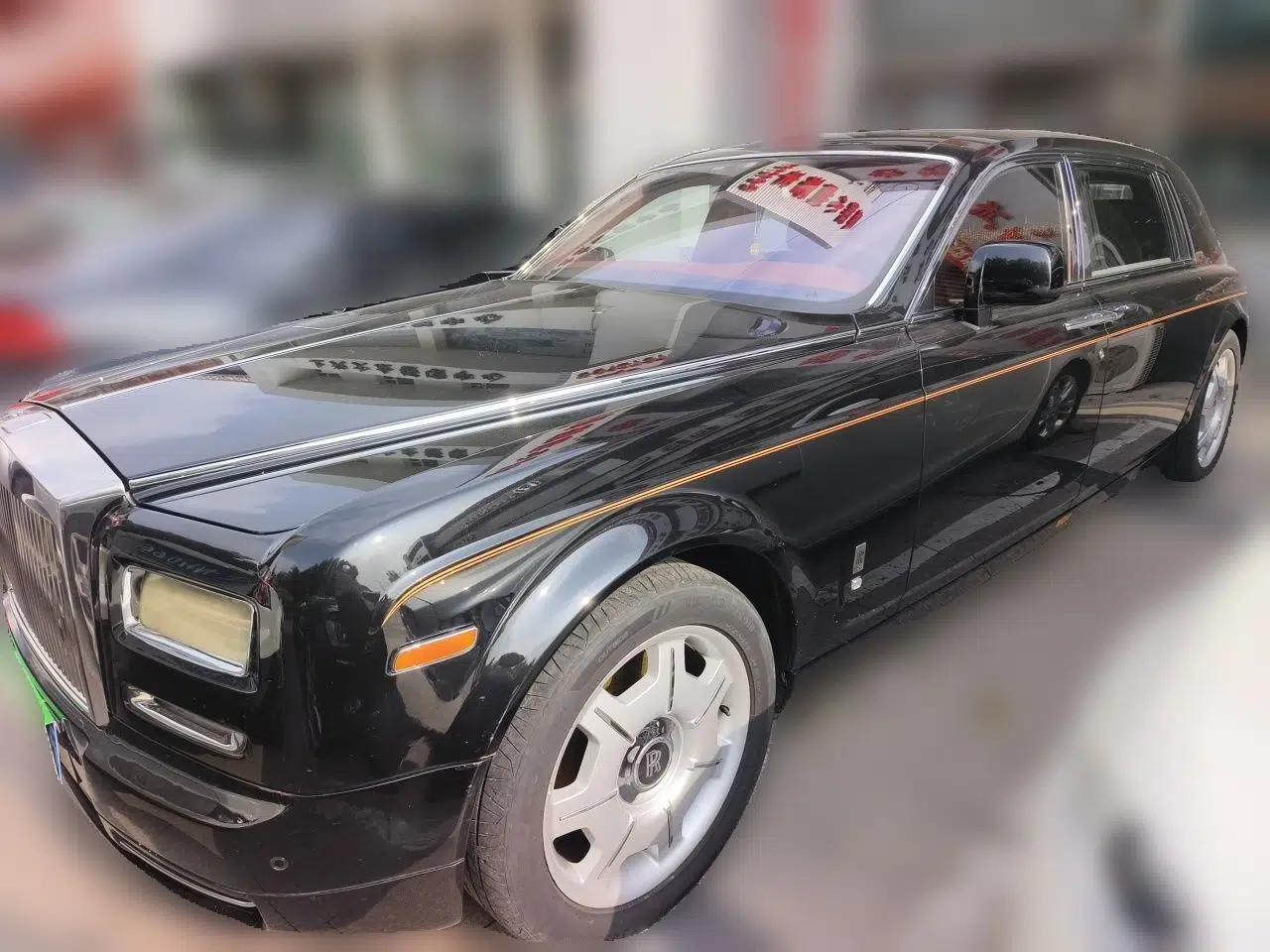 Rolls-Royce Phantom The Rolls‑Royce Phantom has a 6.7-liter engine and measures 5,990 mm long, 1,990 mm wide, and 1,632 mm high. — миниатюра 1