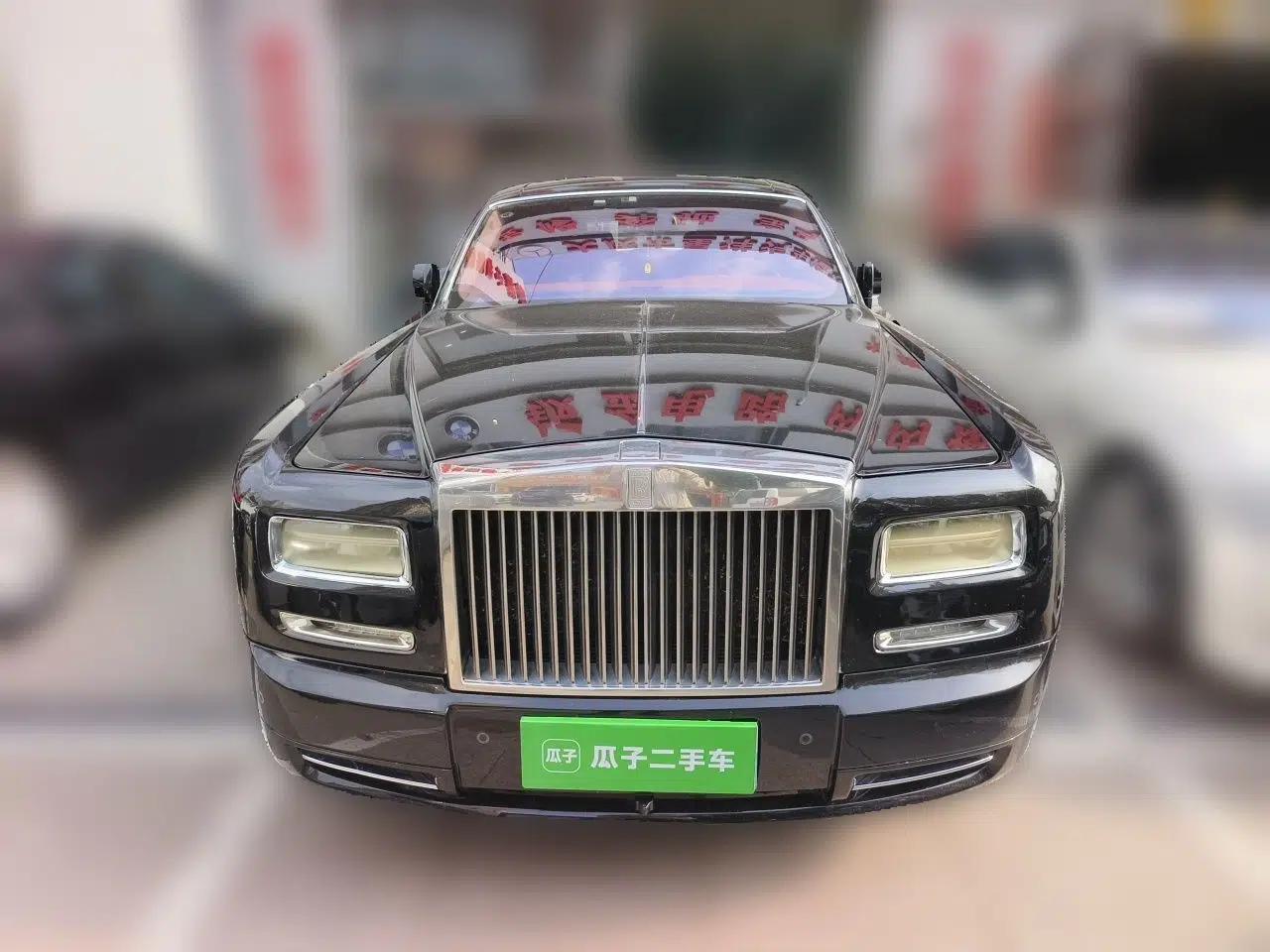 Rolls-Royce Phantom The Rolls‑Royce Phantom has a 6.7-liter engine and measures 5,990 mm long, 1,990 mm wide, and 1,632 mm high. — миниатюра 2