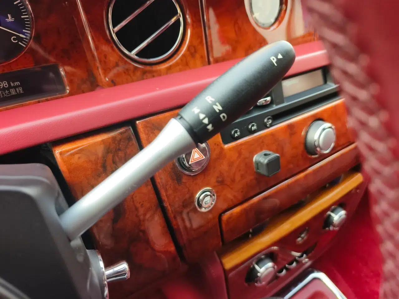 Rolls-Royce Phantom The Rolls‑Royce Phantom has a 6.7-liter engine and measures 5,990 mm long, 1,990 mm wide, and 1,632 mm high. — миниатюра 14