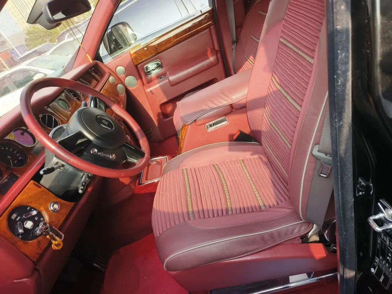 Rolls-Royce Phantom The Rolls‑Royce Phantom has a 6.7-liter engine and measures 5,990 mm long, 1,990 mm wide, and 1,632 mm high. — миниатюра 15