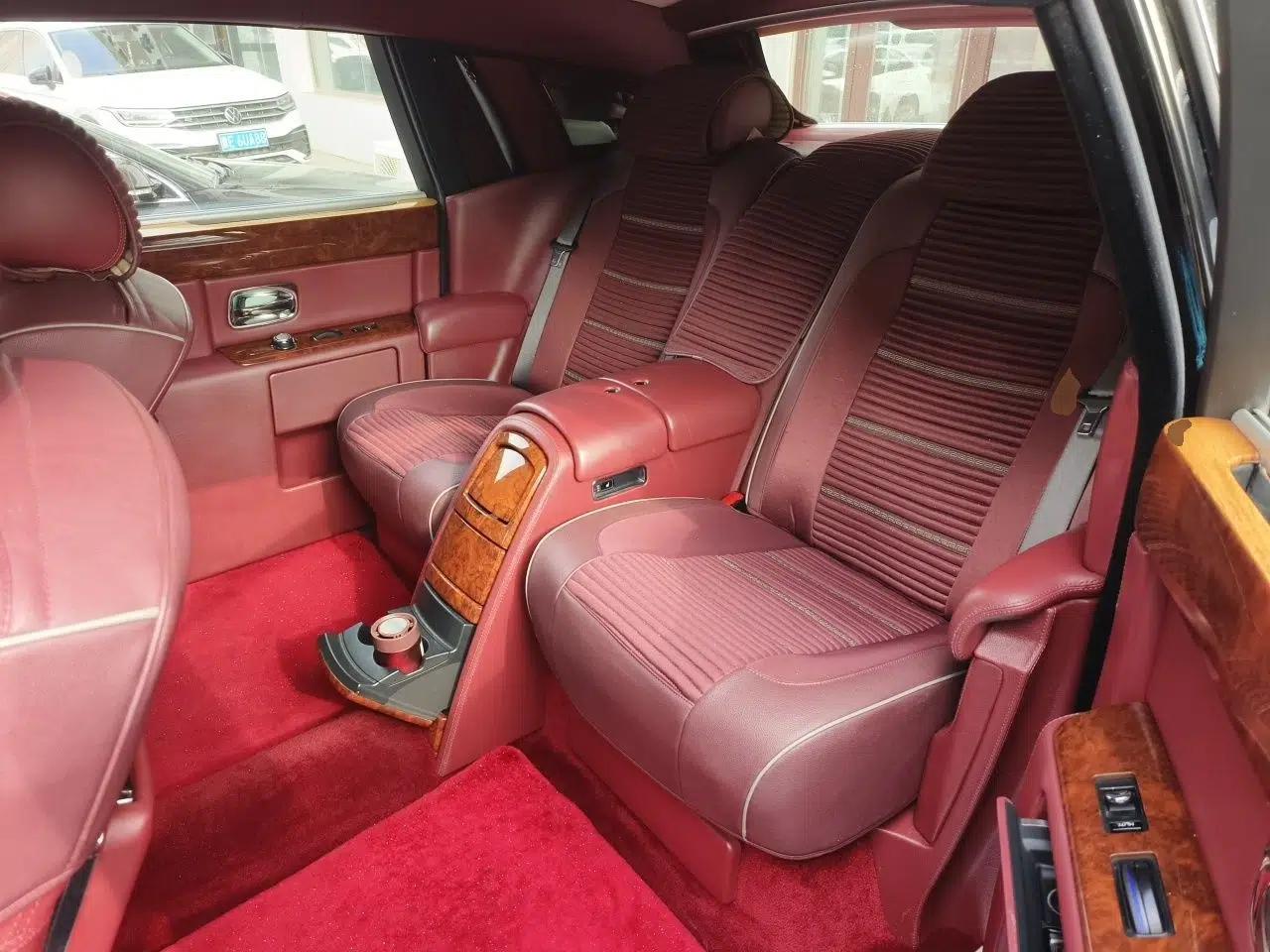 Rolls-Royce Phantom The Rolls‑Royce Phantom has a 6.7-liter engine and measures 5,990 mm long, 1,990 mm wide, and 1,632 mm high. — миниатюра 17