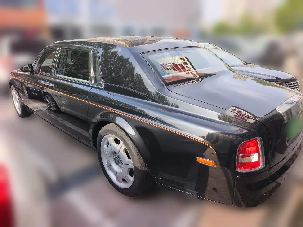 Rolls-Royce Phantom The Rolls‑Royce Phantom has a 6.7-liter engine and measures 5,990 mm long, 1,990 mm wide, and 1,632 mm high. — миниатюра 4