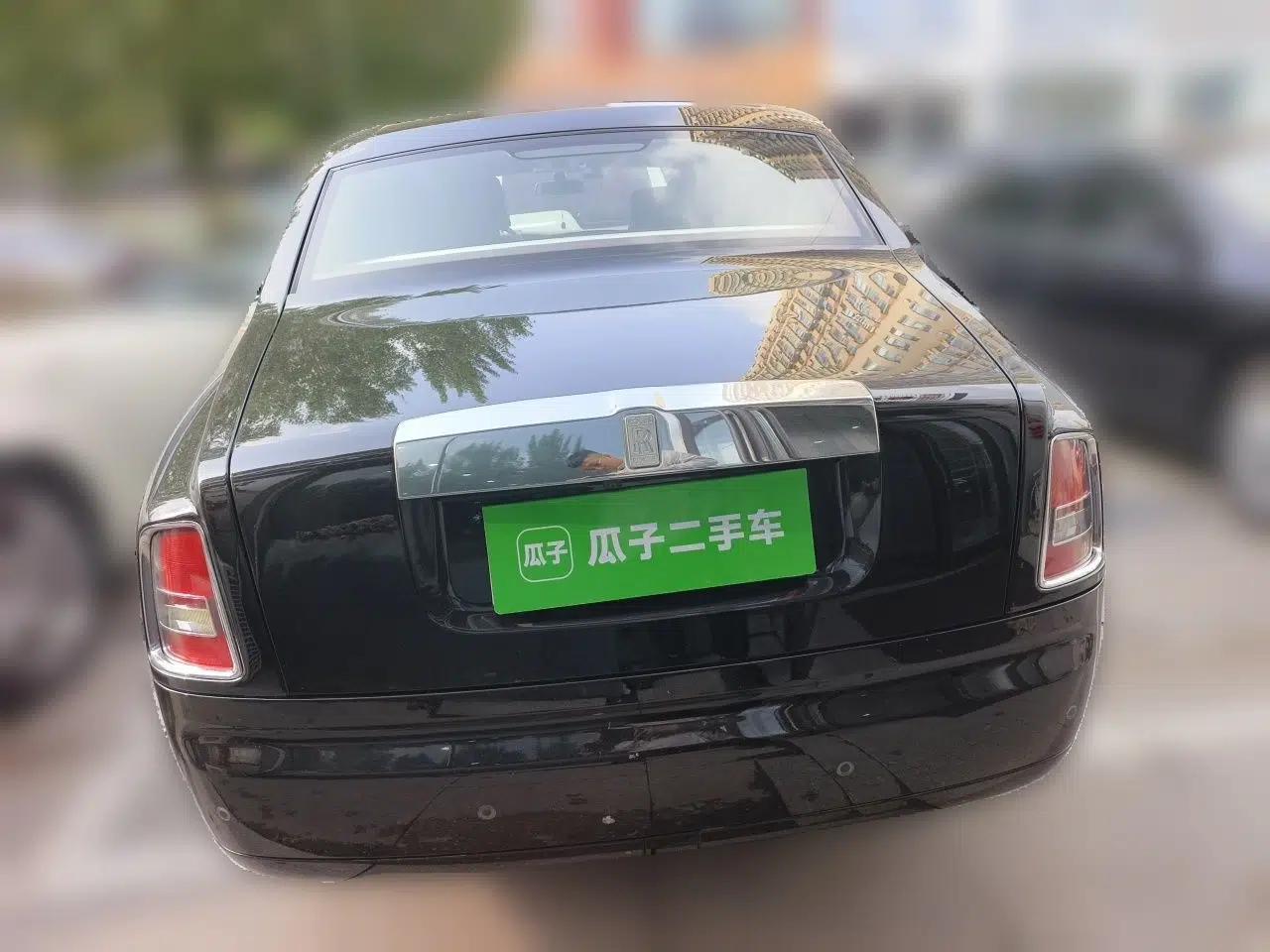 Rolls-Royce Phantom The Rolls‑Royce Phantom has a 6.7-liter engine and measures 5,990 mm long, 1,990 mm wide, and 1,632 mm high. — миниатюра 5