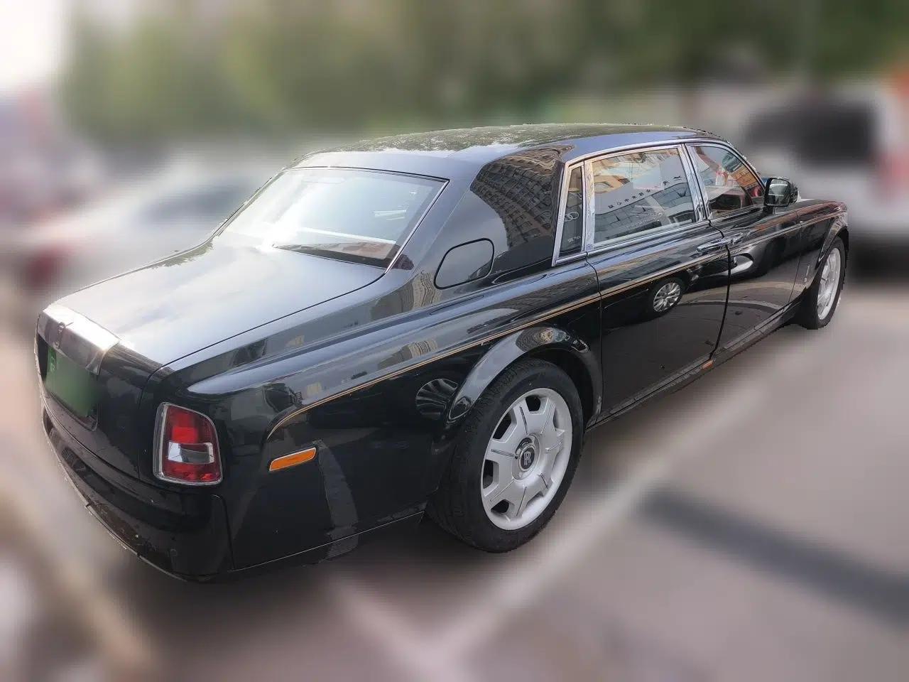 Rolls-Royce Phantom The Rolls‑Royce Phantom has a 6.7-liter engine and measures 5,990 mm long, 1,990 mm wide, and 1,632 mm high. — миниатюра 6