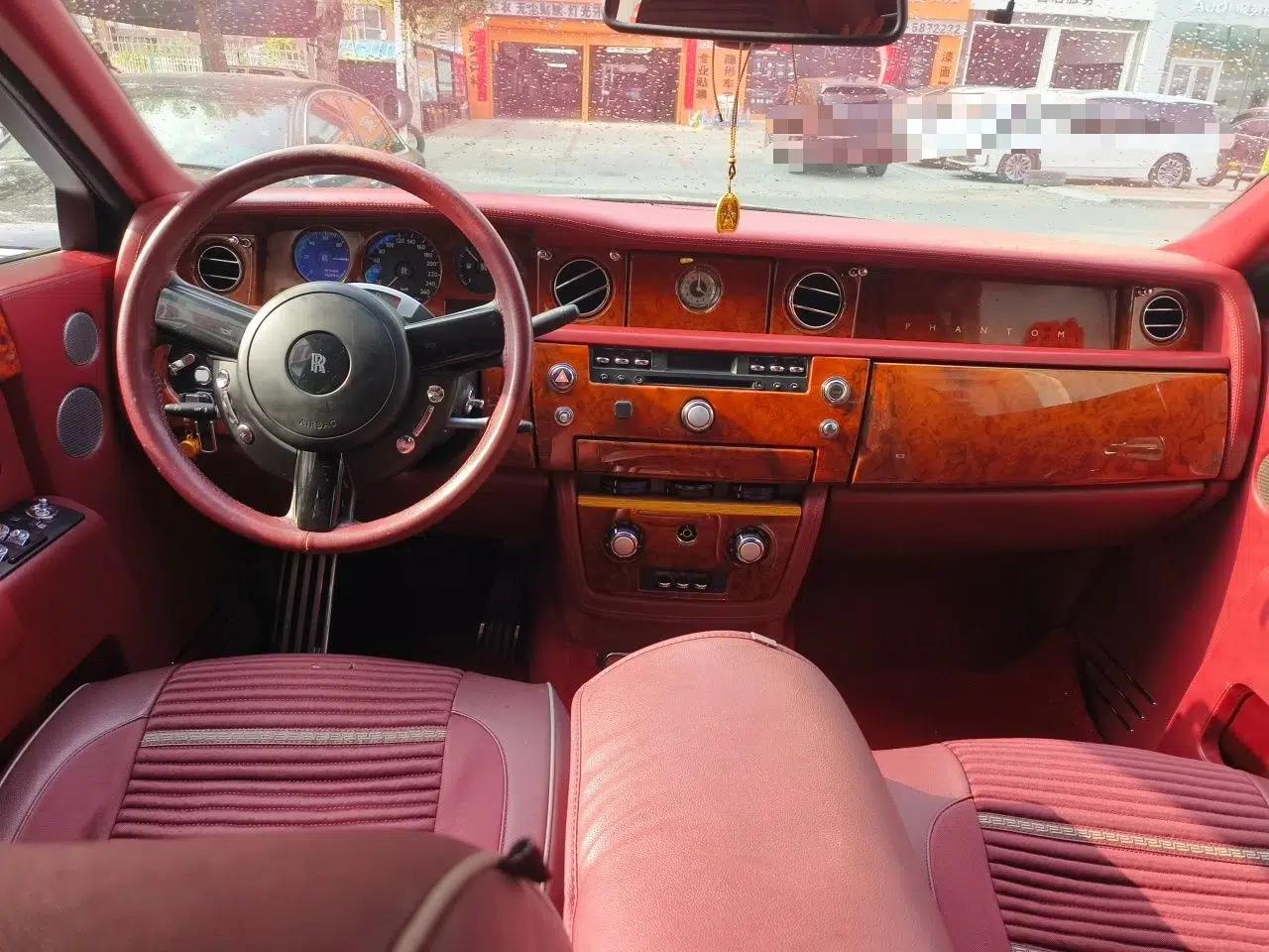 Rolls-Royce Phantom The Rolls‑Royce Phantom has a 6.7-liter engine and measures 5,990 mm long, 1,990 mm wide, and 1,632 mm high. — миниатюра 9