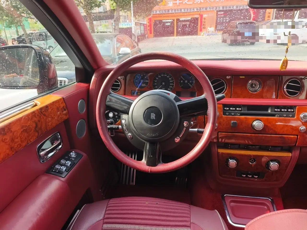 Rolls-Royce Phantom The Rolls‑Royce Phantom has a 6.7-liter engine and measures 5,990 mm long, 1,990 mm wide, and 1,632 mm high. — миниатюра 10